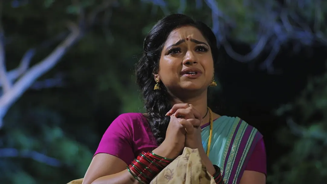 Nayani prays to Goddess Visalaakshi - Trinayani 