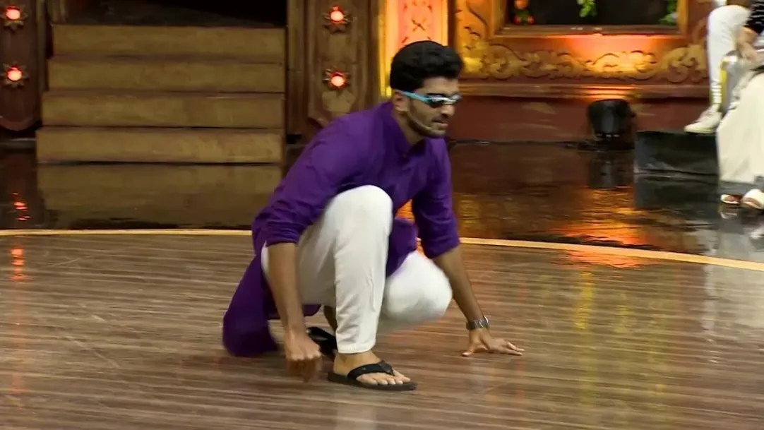 Rishi entertains the audience 