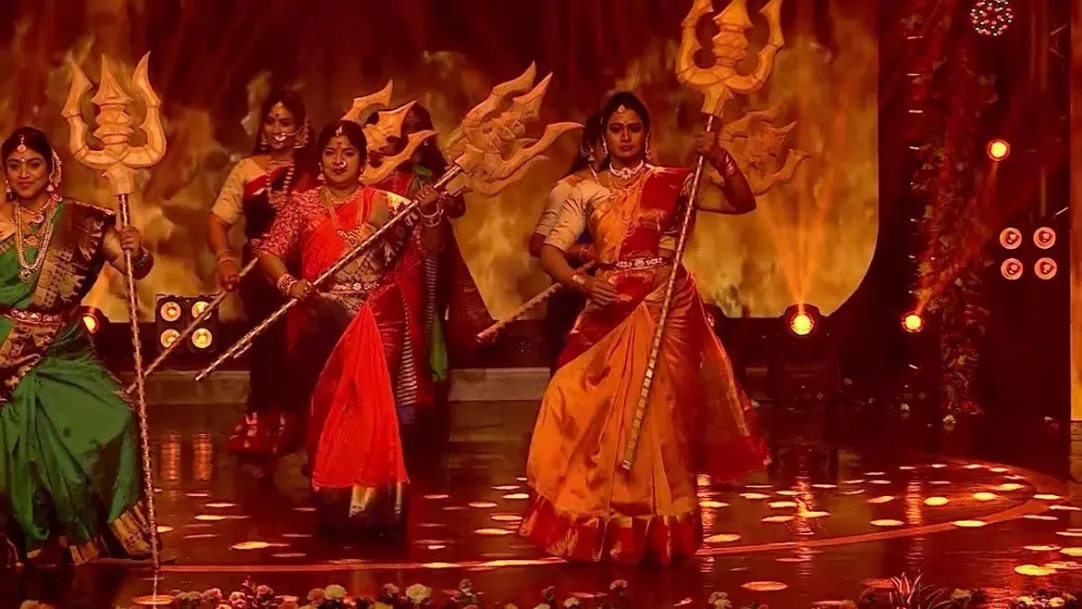 A fiery performance by the ladies - Dussehra Prathiroju Panduge 