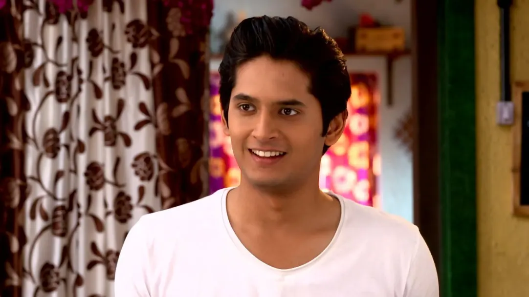 Omkar feeds Sweetu the sweets - Yeu Kashi Tashi Me Nandayla 