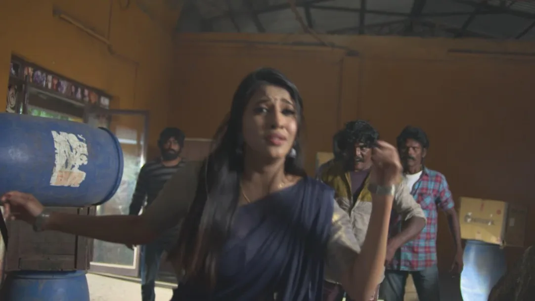 A girl takes Vasundhara to Jyothimani’s goons 