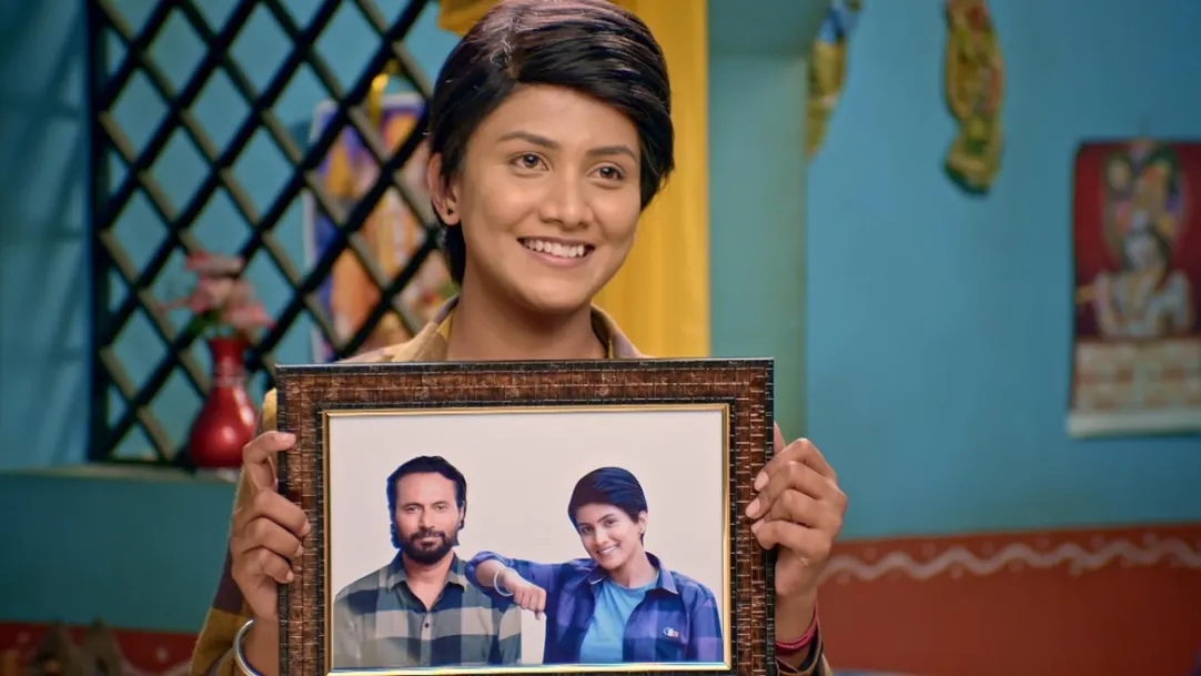 Sathya shows a photo frame to Subbalakshmi - Sathya 