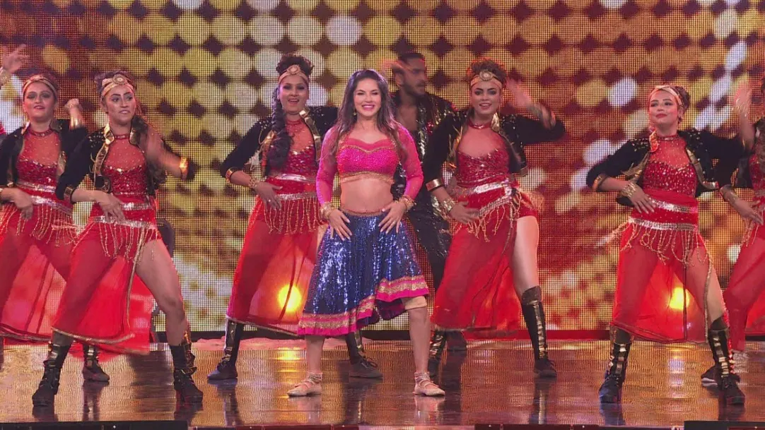 Sunny Leone performs on Bhojpuri item number 