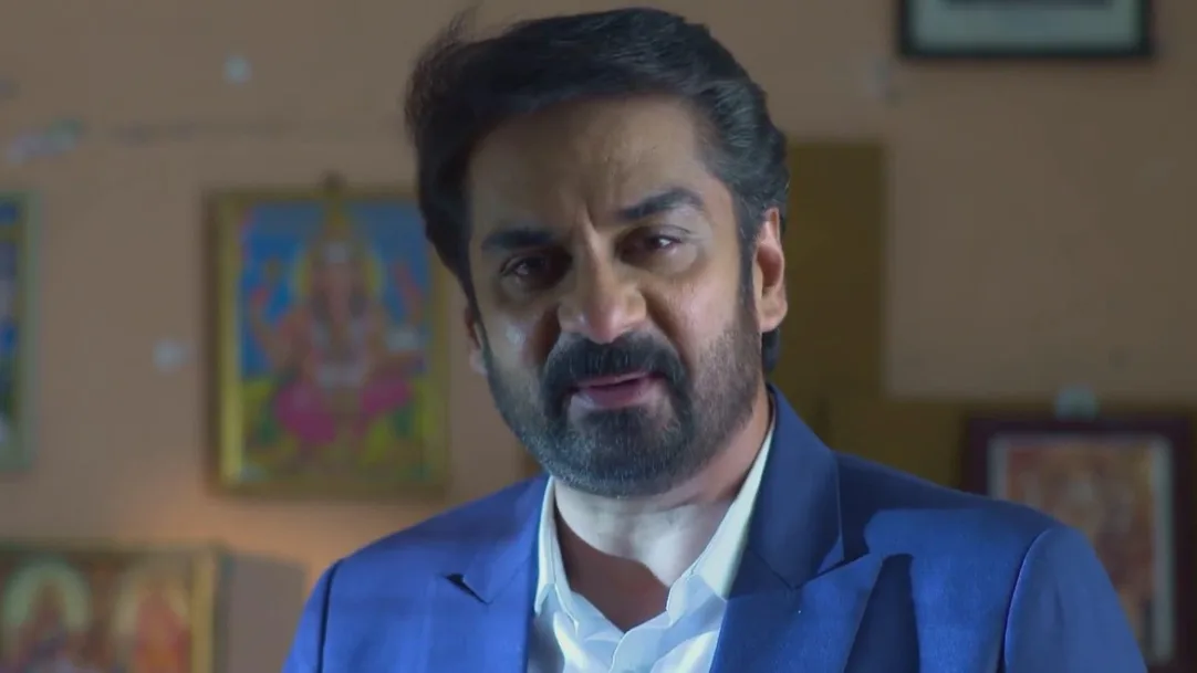 Sreelakshmi takes the cheque from Sarojam 18th February 2020 Webisode