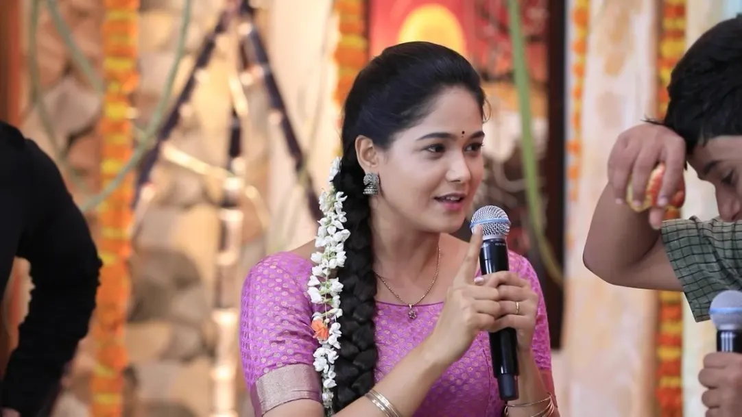 The cast of Paaru gets 'Bindige Dance' task - Sankranthi Utsava 