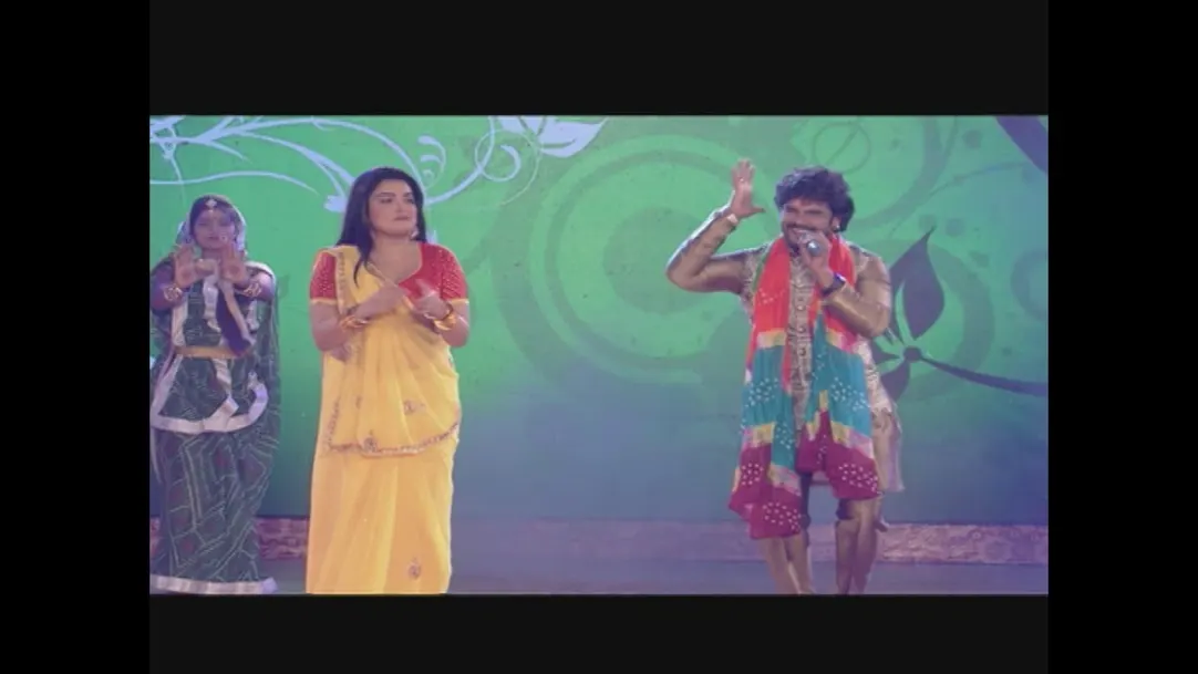 Khesari Lal Yadav and Amrapali Dubey's performance 