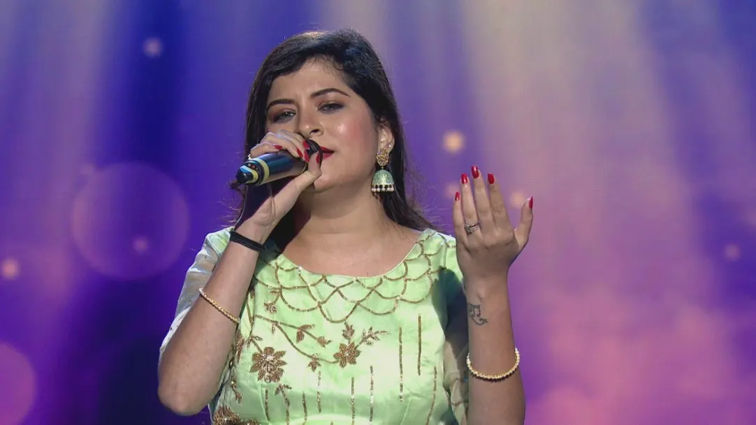 Savani Ravindra sings 'Gagan Sadan Tejomay' 