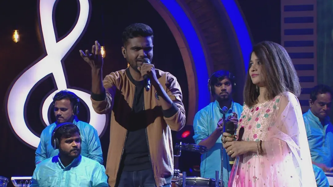 Jidnesh and Amruta perform on 'Chimb Pavsaana' 