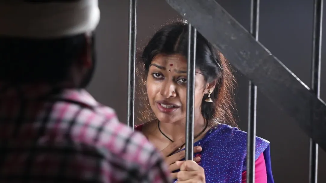 Dharmadurai meets Viji in jail - Mullum Malarum Highlights 