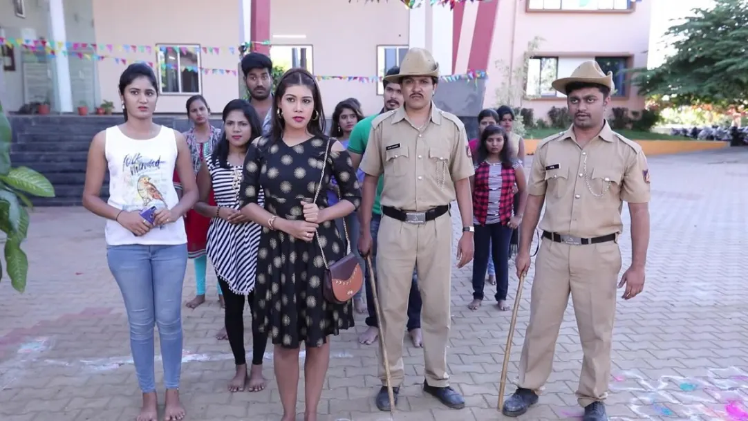 Police arrive to remove the Ganesha idol from the college - Kamali Highlights 