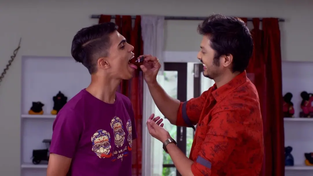 Mihir Gets Cake for Aditya - Aamhi Doghi - Highlights 