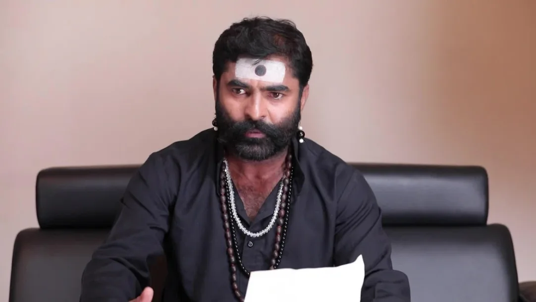 Pandit informs Vinu to leave the house for a year - Vidya Vinayaka 