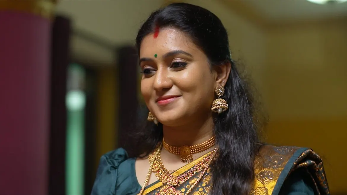 Watch Shalini Gives 'dakshina' to Sharada | Kudumbashree Sharada ...