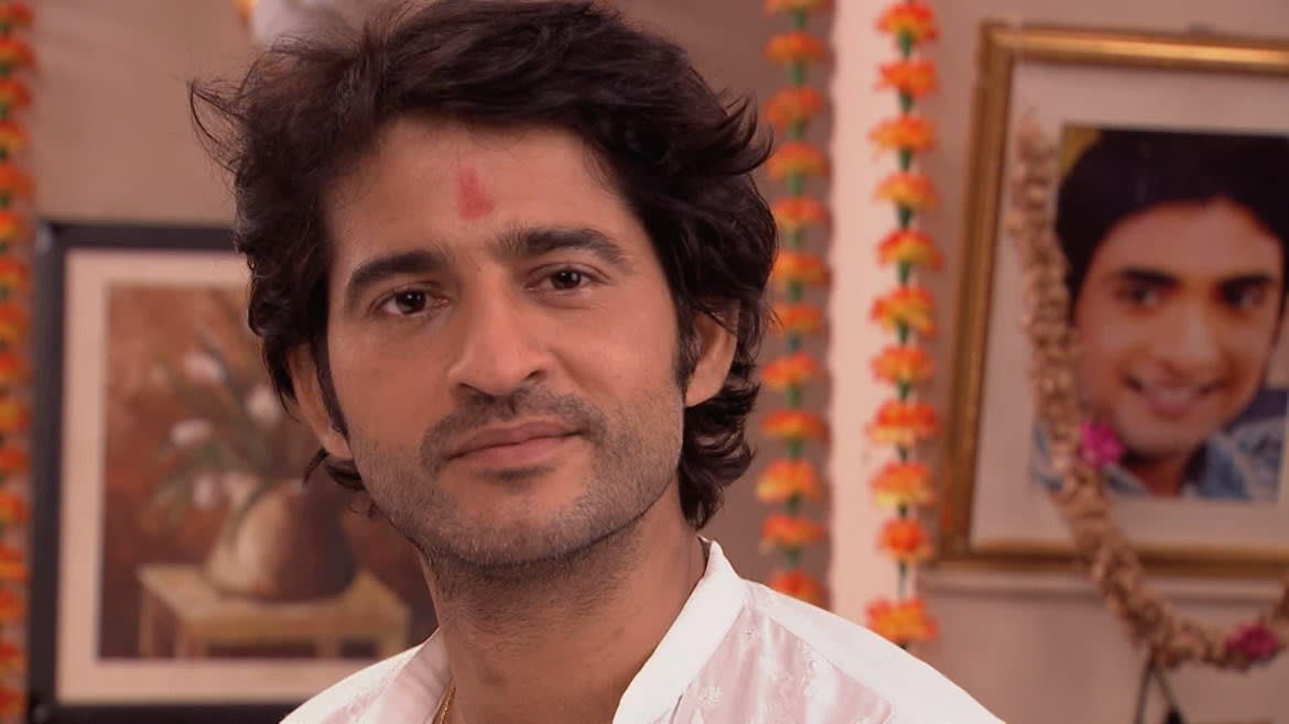 Https Www Zee5 Com Tvshows Details Pavitra Rishta 0 6 133 Https Akamaividz2 Zee5 Com Image Upload W 1170 H 658 C Scale V1557819982 Resources 0 6 133 List 06133 List Jpg Https Www Zee5 Com Tvshows Details Pavitra Rishta 0 6 133 Episode 1349 Soham thinks it is archu n runs out to see, but its varsha, soham. zee5