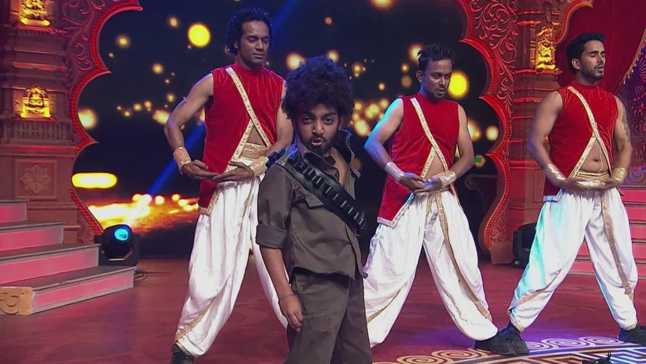 Qizlar kordilarki, u ozlariga jilmayib qoydi