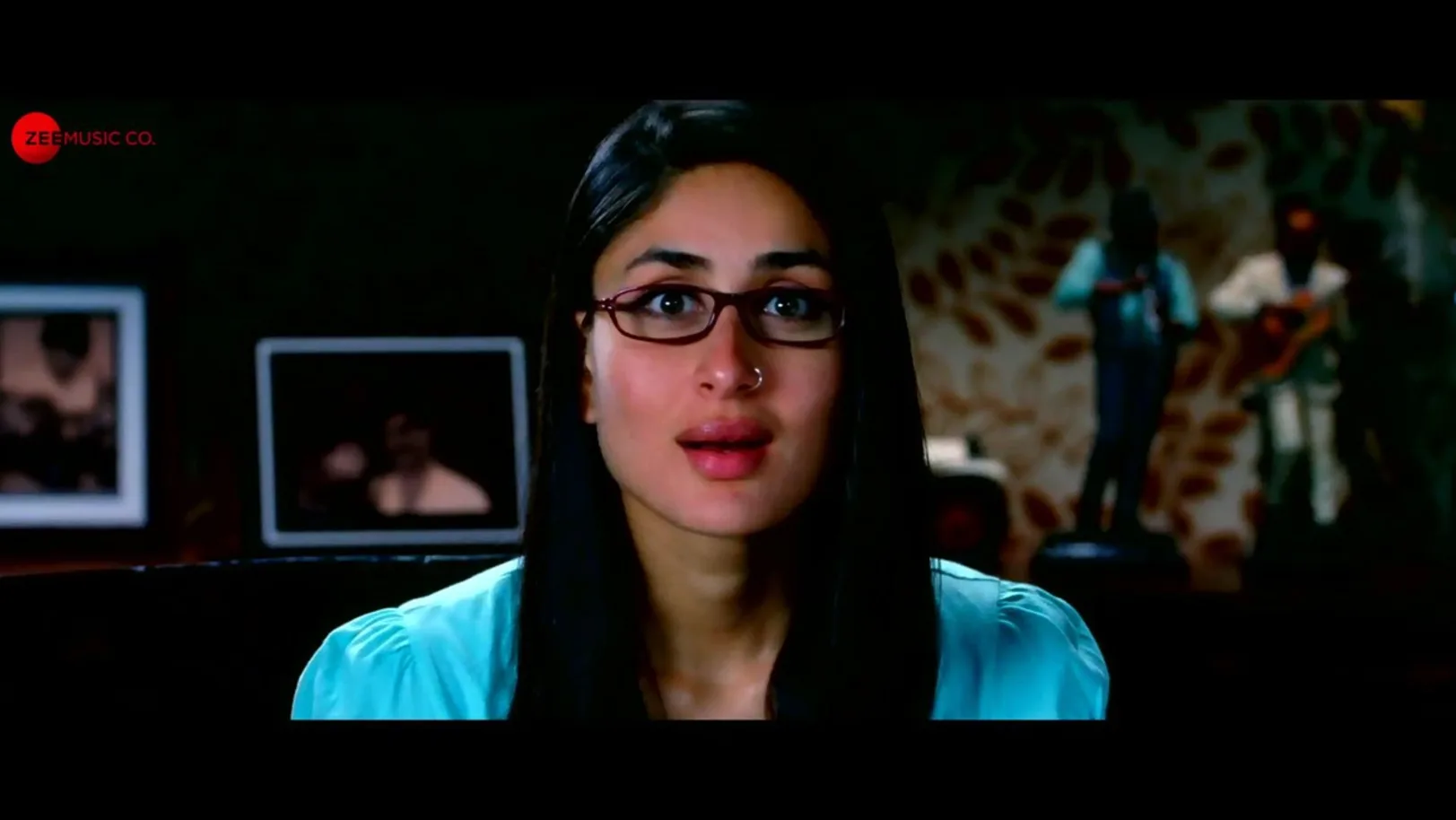 Zoobi Doobi – 3 Idiots | Aamir Khan & Kareena Kapoor | Sonu Nigam, Shreya Ghoshal, Swanand Kirkire, & Shantanu Moitra 