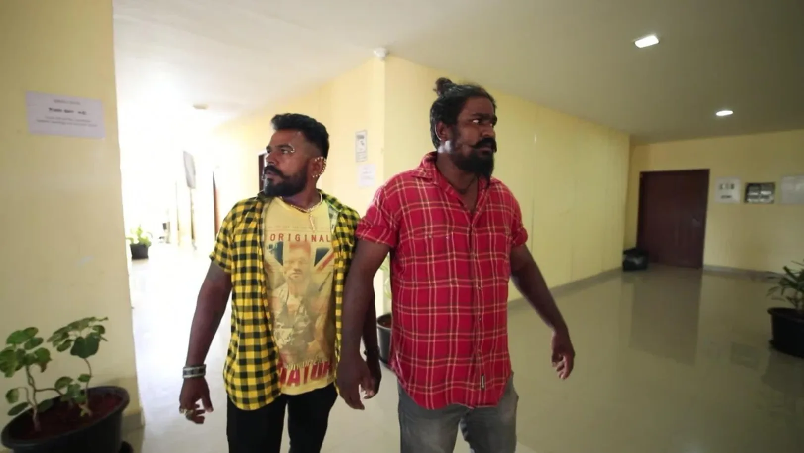 Aadithya fights with the goons - Sembaruthi Highlights 