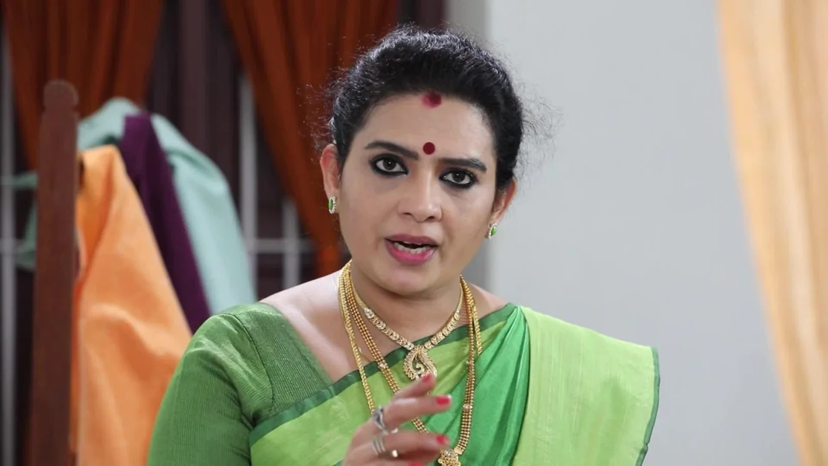 Maragadham scolds Rasathi for faking their ancestor's necklace - Oru Oorula Oru Rajakumari Highlights 