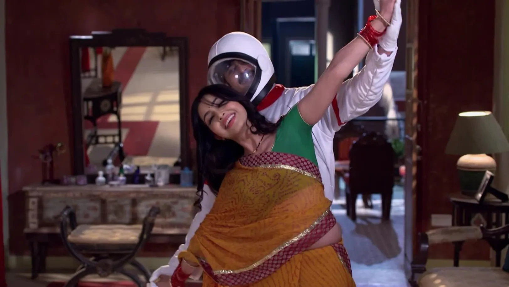 Angoori and Tiwari get romantic - Bhabhi Ji Ghar Par Hai Highlights 