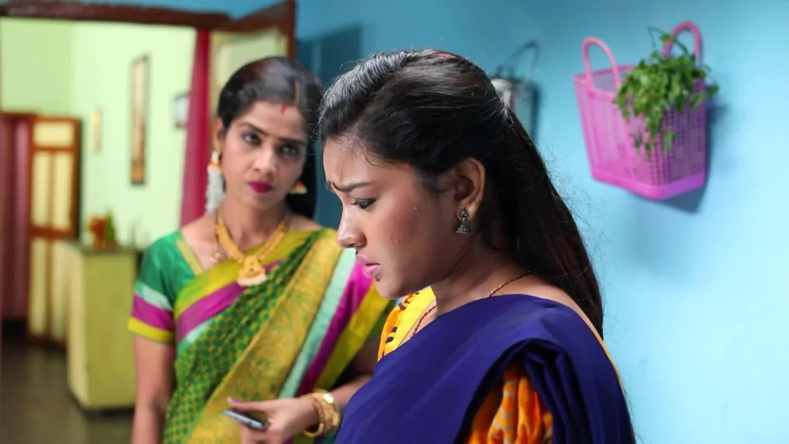 Vanaja tells Parvathy to stand on a hot tawa - Sembaruthi Highlights 