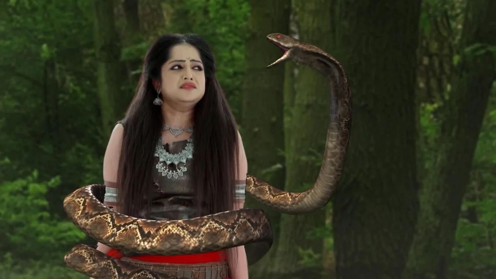 A snake tries to harm Parul - Saat Bhai Champa Highlights 