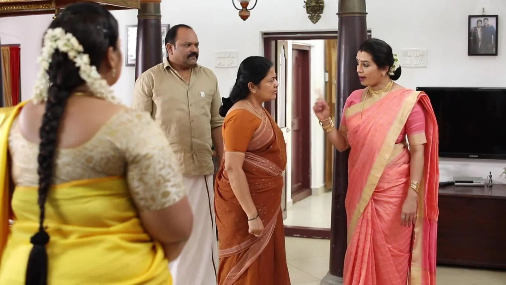Shenbagam and Maragadham starts to argue about Rasathi - Oru Oorula Oru Rajakumari Highlights 
