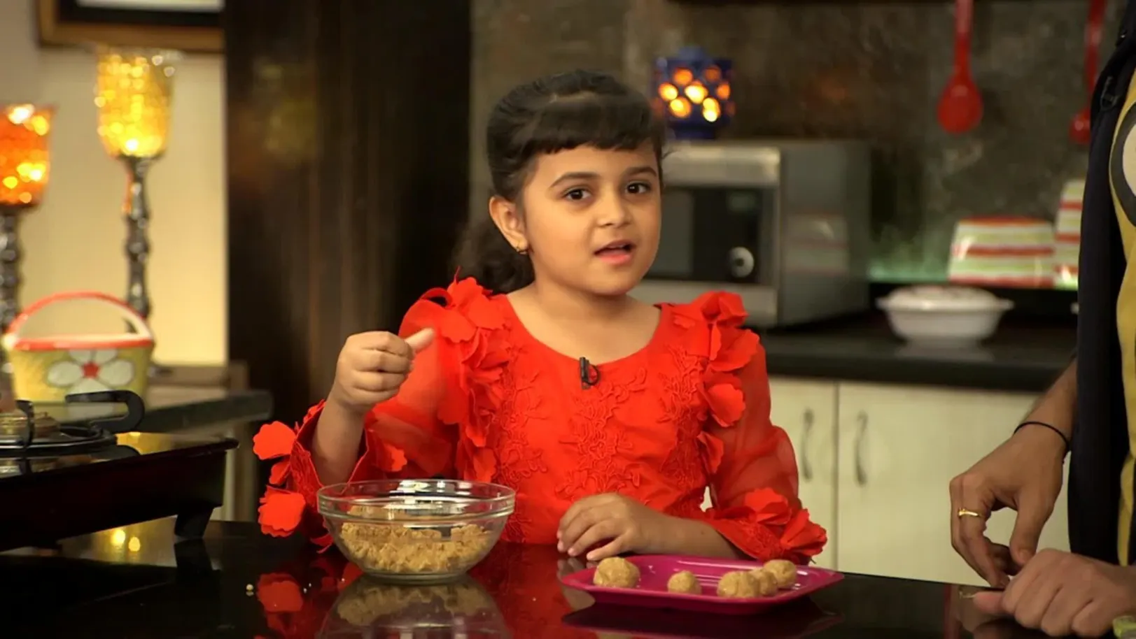 Sankarshan Karhade enjoys little one's company - Aamhi Saare Khavayye - Before TV 