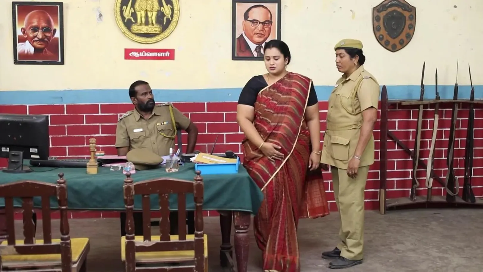 Inspector release Rasathi from their custody - Oru Oorula Oru Rajakumari Highlights 