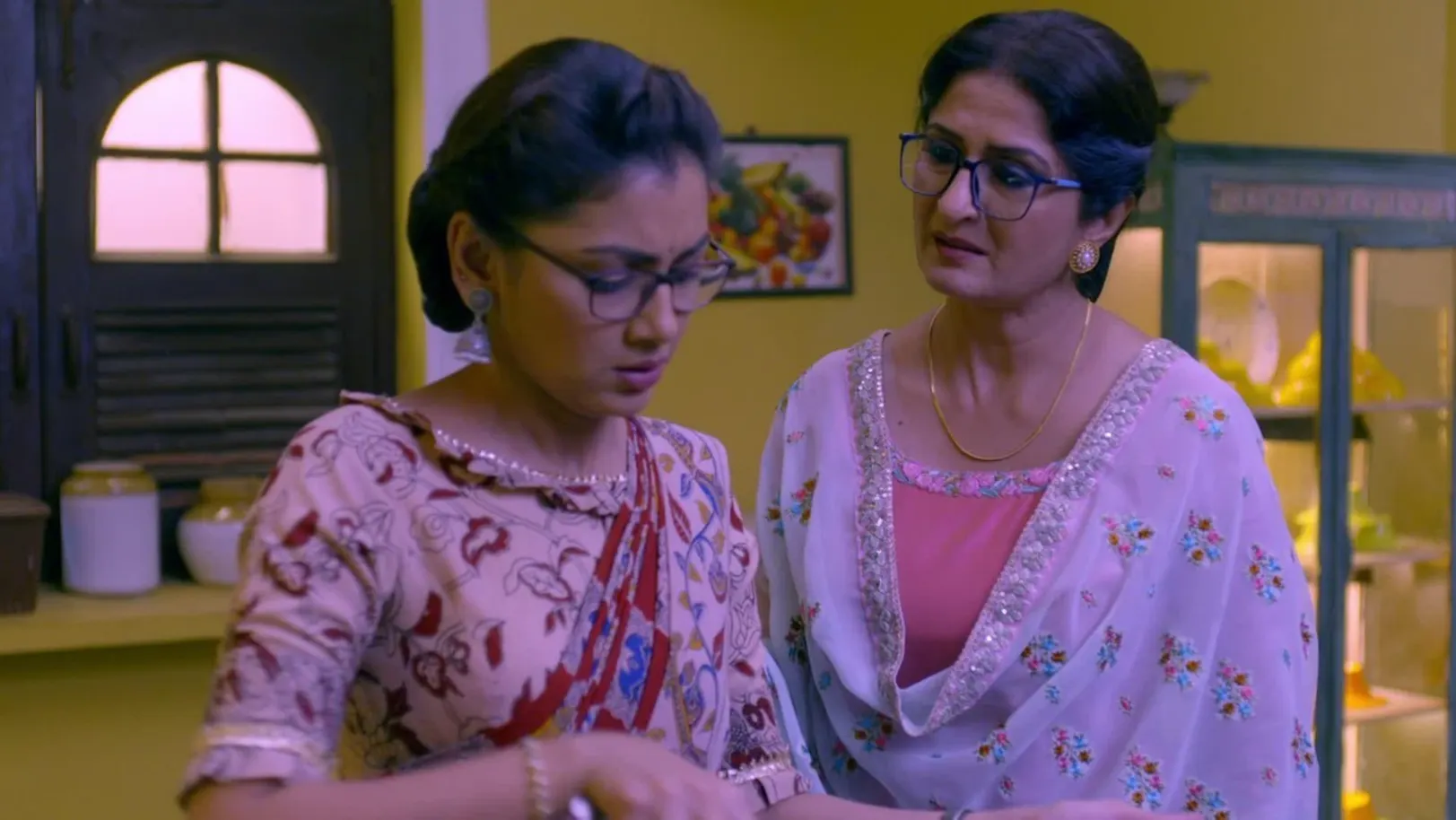 Pragya refuses to send Prachi to Delhi - Kumkum Bhagya Highlights 