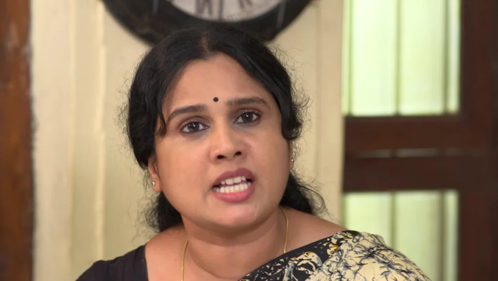 Sathya's mother throws Sathya out of the home - Sathya Highlights 