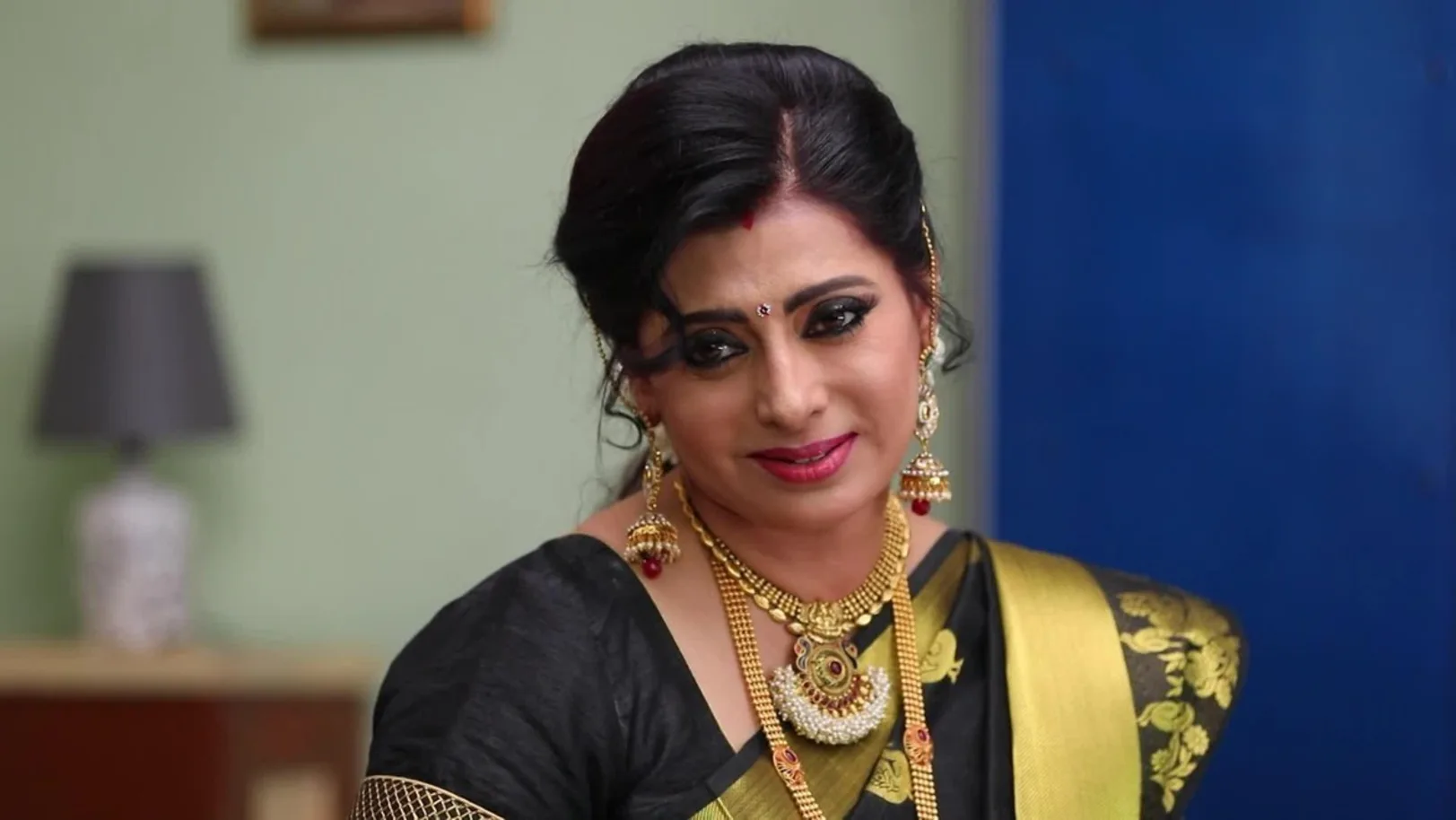 Akhilandeswari visits Parvathy at her home - Sembaruthi Best Scene 