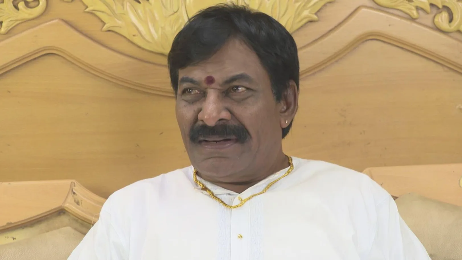 The doctor examines Chaitanya's father – Suryakantham Highlights 