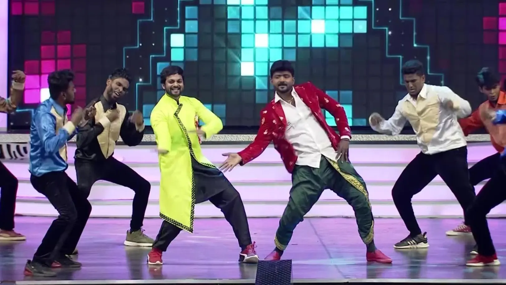 Yaaradi Nee Mohini team's special dance - ZEE Tamil Kudumbam Viruthugal 2019