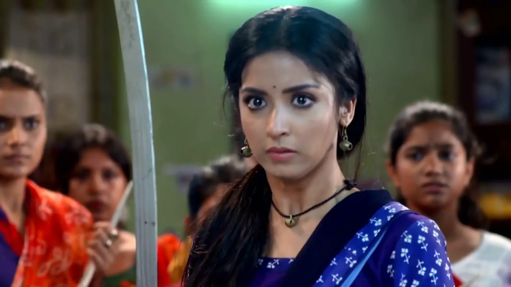 Roopa Evicts Sabitri with the Help of Goons 18th April 2022 Webisode
