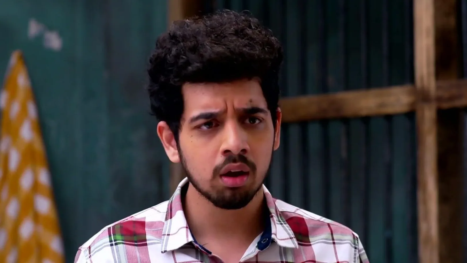 Anamika Asks a Question to Saurabh 20th April 2022 Webisode