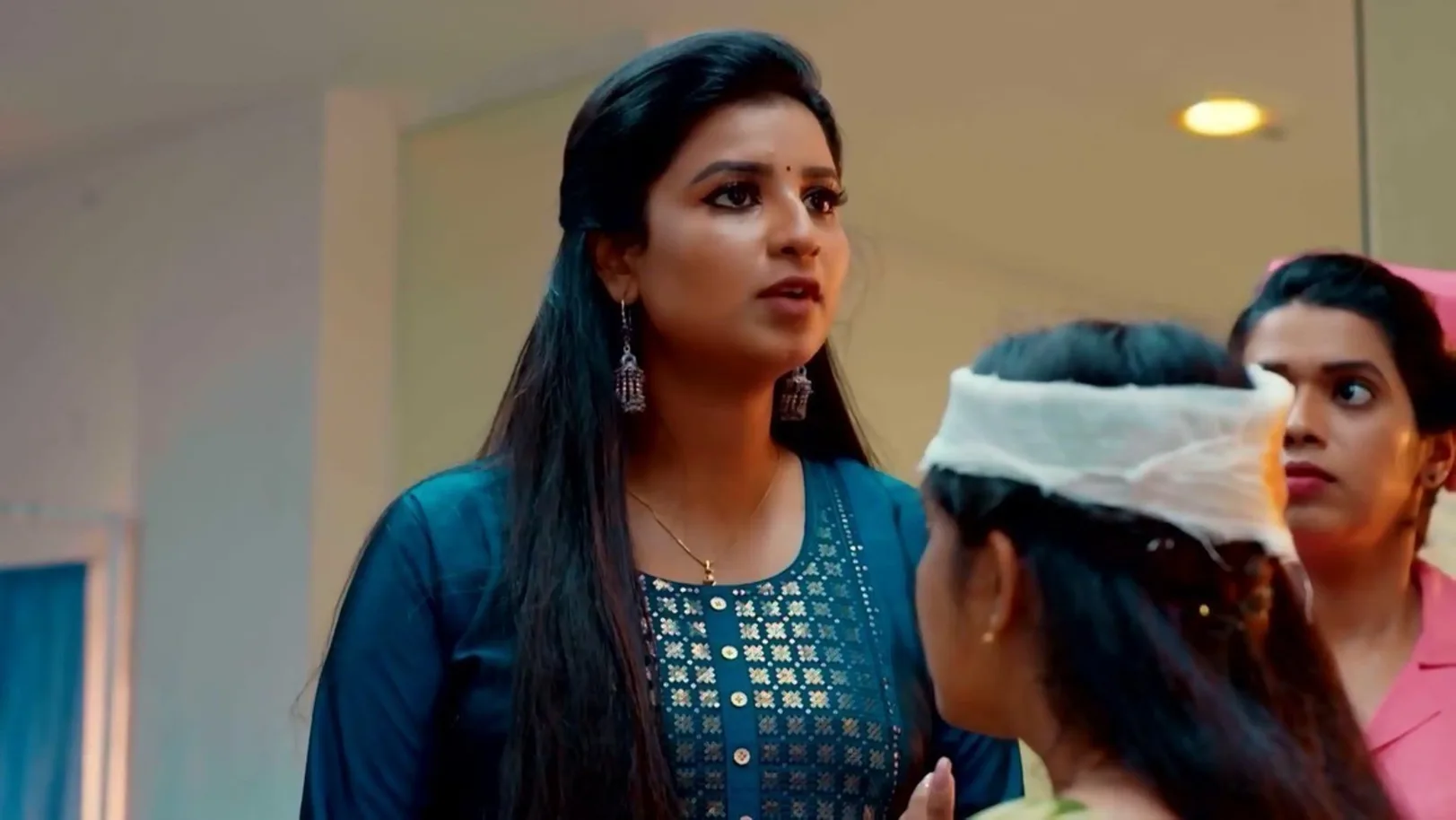 Swathi Seeks Sanju’s Help | Mizhirandilum 