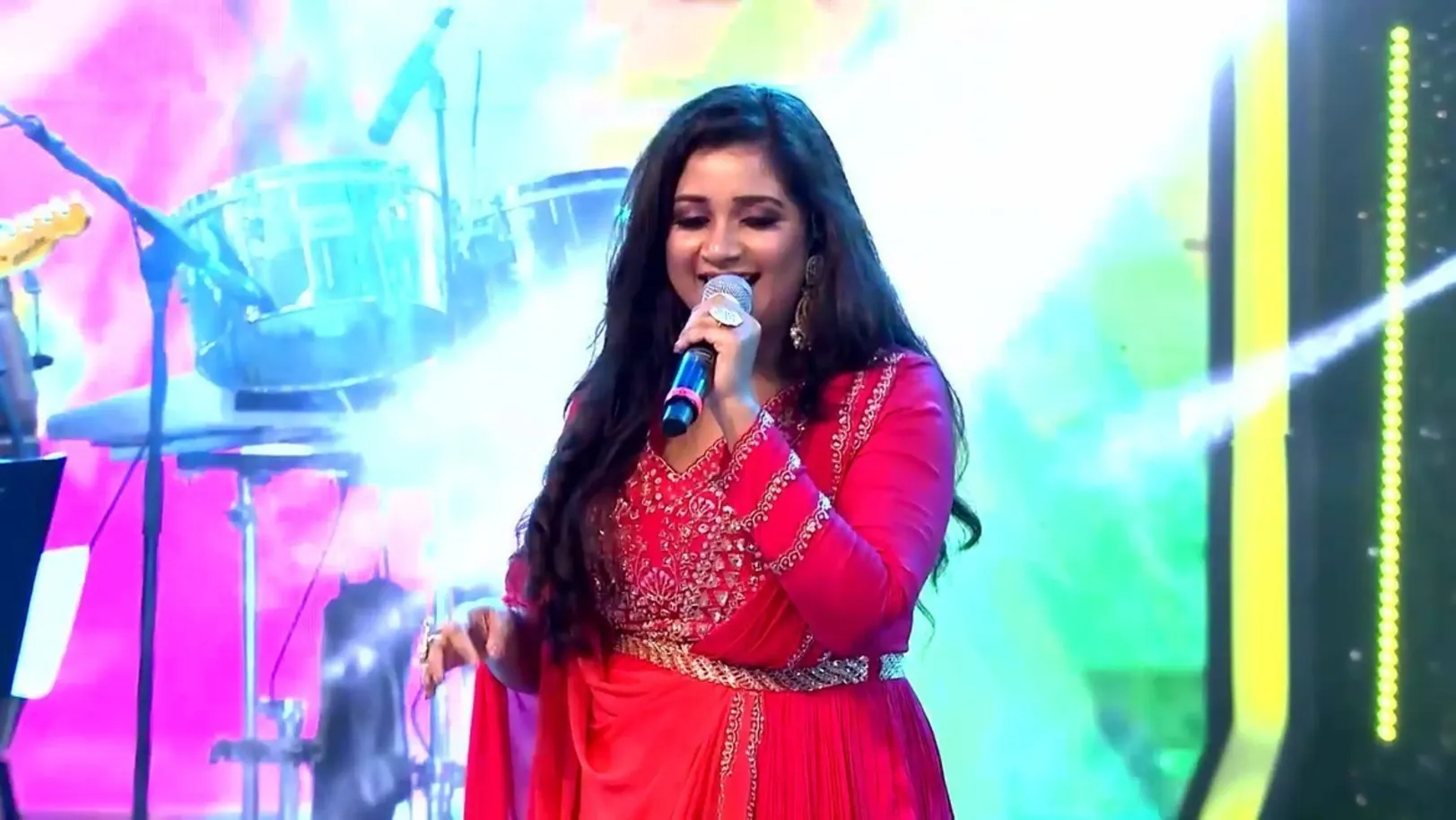 Shreya Ghoshal Sings Kannu Hodiyaka 
