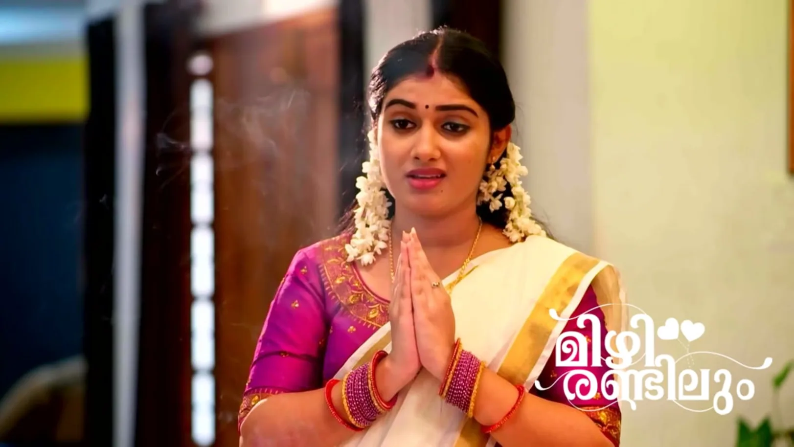 Sreedevi Gives ‘Vishukodi’ to Lakshmi Episode 90