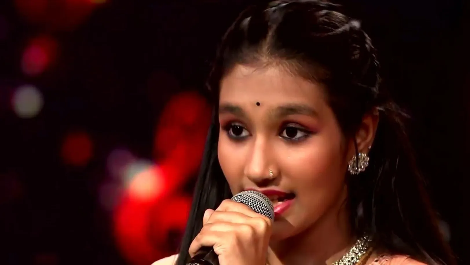 Siri Sinchana Sings Ellellu Sangeethave 