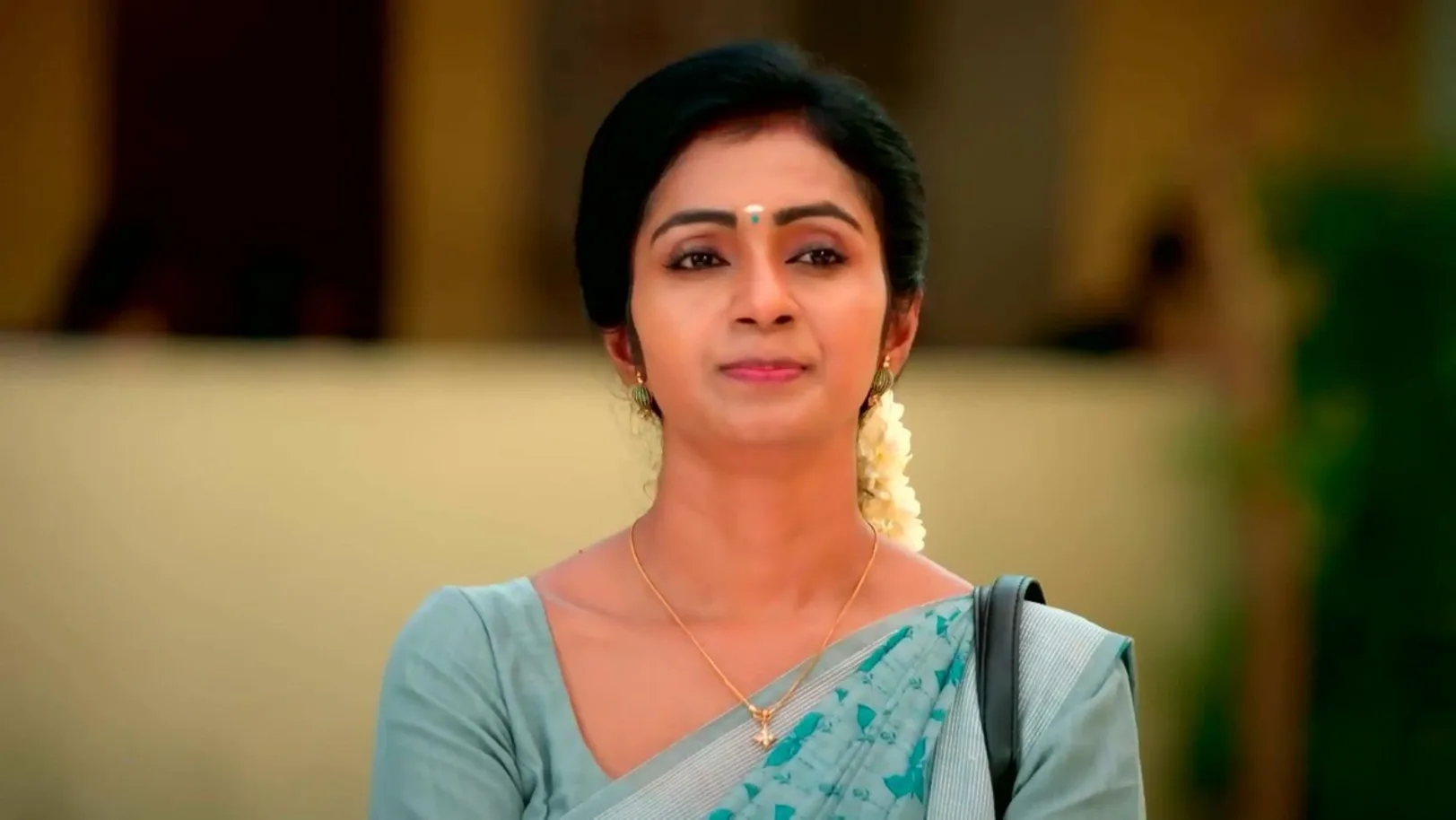 Rathna Pacifies a Small Boy | Anna 