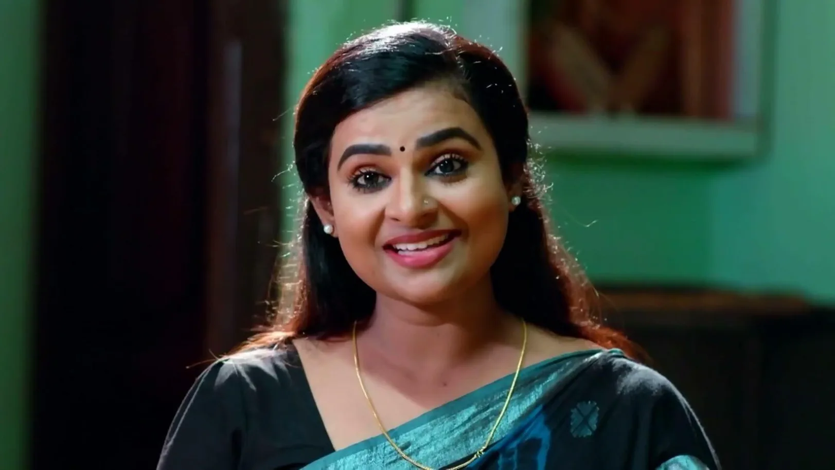 Radhika Gives Parvathy a Saree 13th July 2023 Webisode