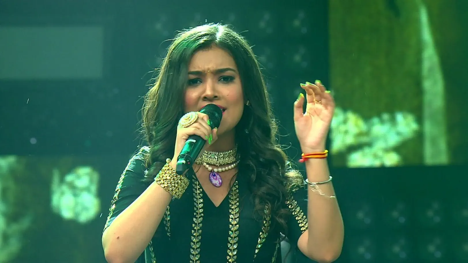 The Finalists Come Together for a Performance 