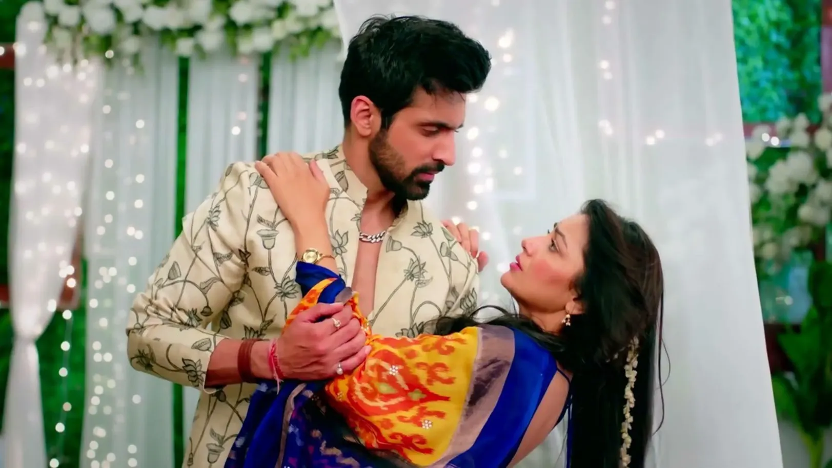 Virat Saves Amruta From a Fall | Kaise Mujhe Tum Mil Gaye 