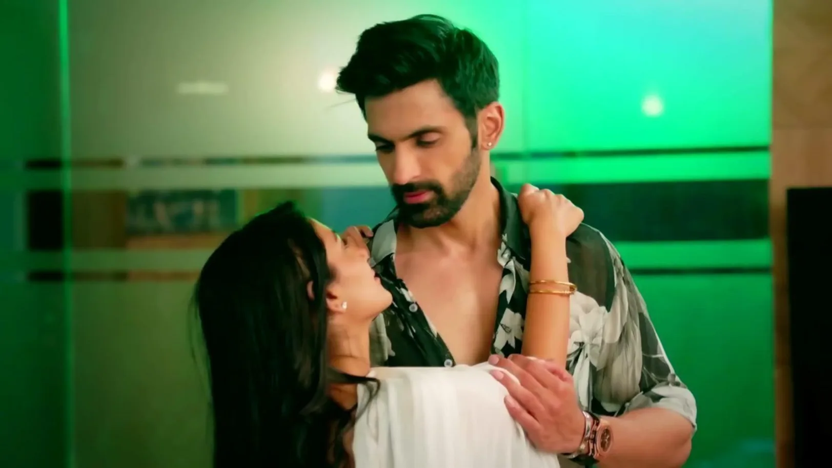 Virat Takes Care of a Drunk Amruta 12th December 2023 Webisode