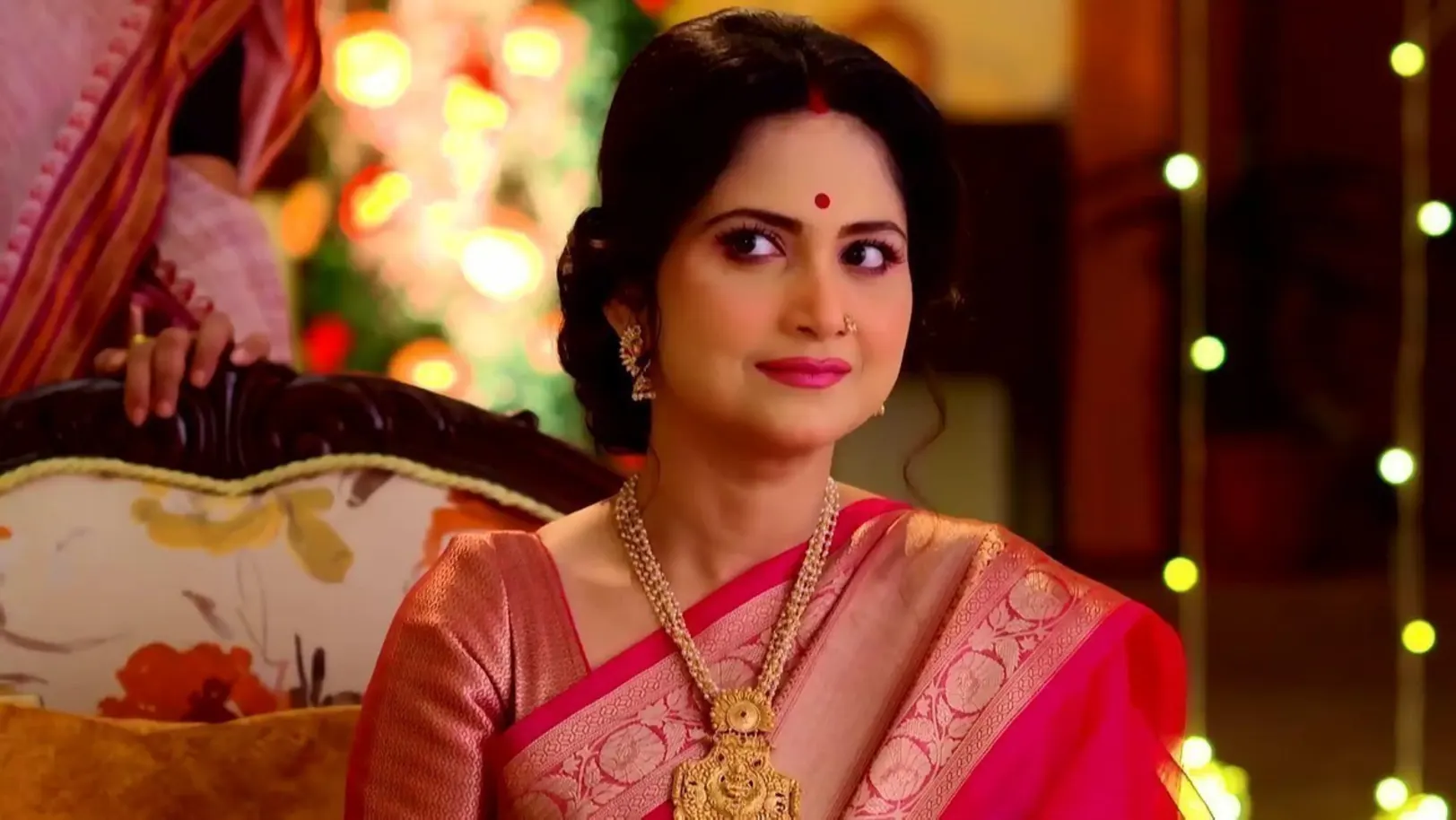 Aniket Brings Chocolates for Aparajita 20th December 2023 Webisode