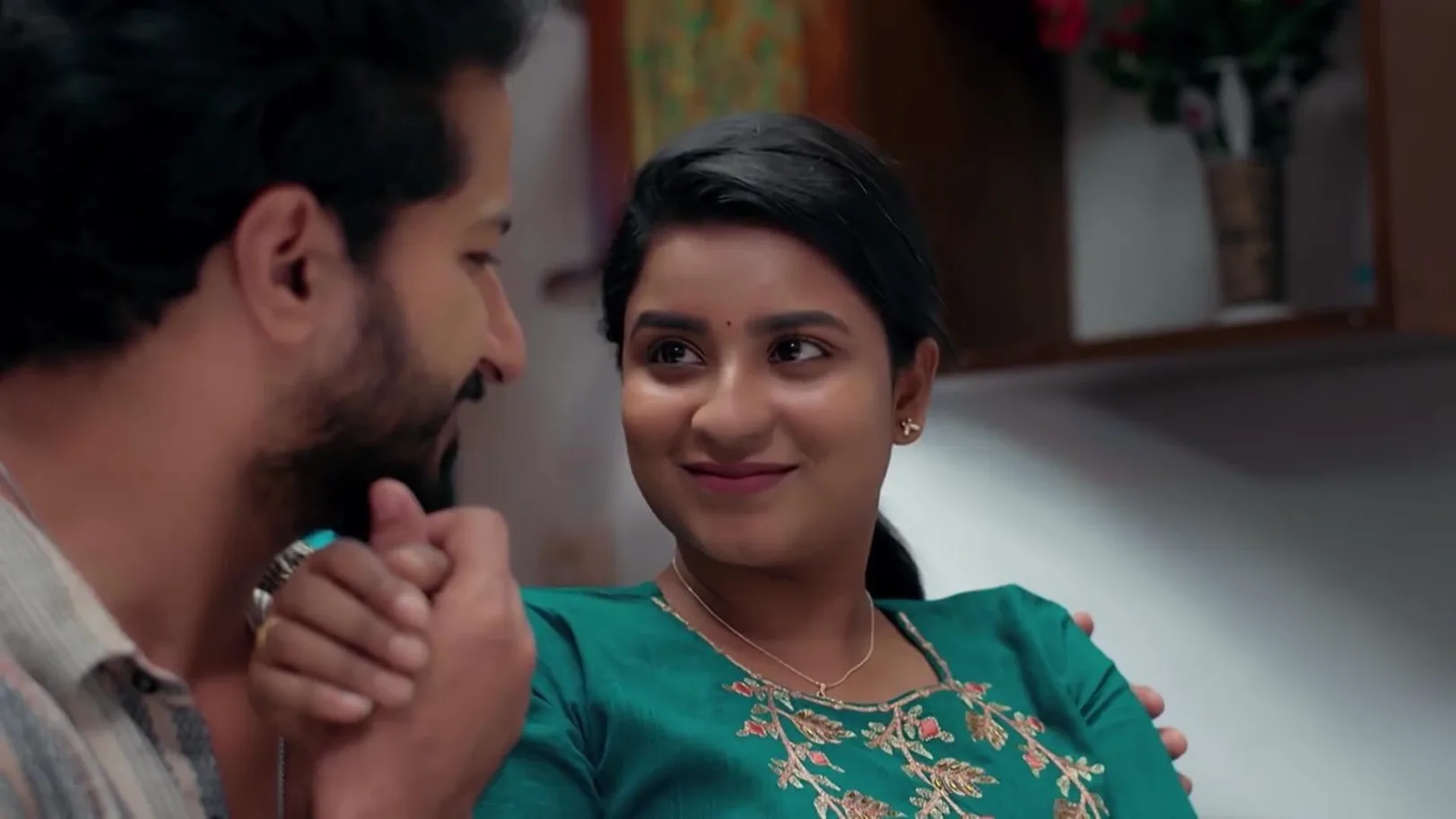 Swathi and Sanju Share a Moment | Mizhirandilum 
