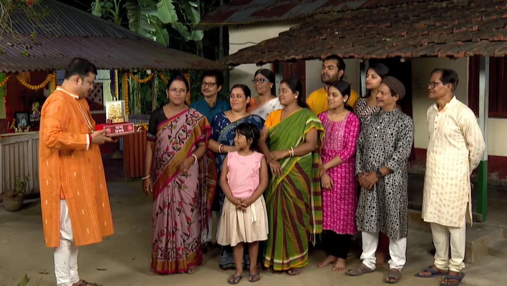 The Tale of a Joint Family from Bongaon l Ghore Ghore Zee Bangla l Promo