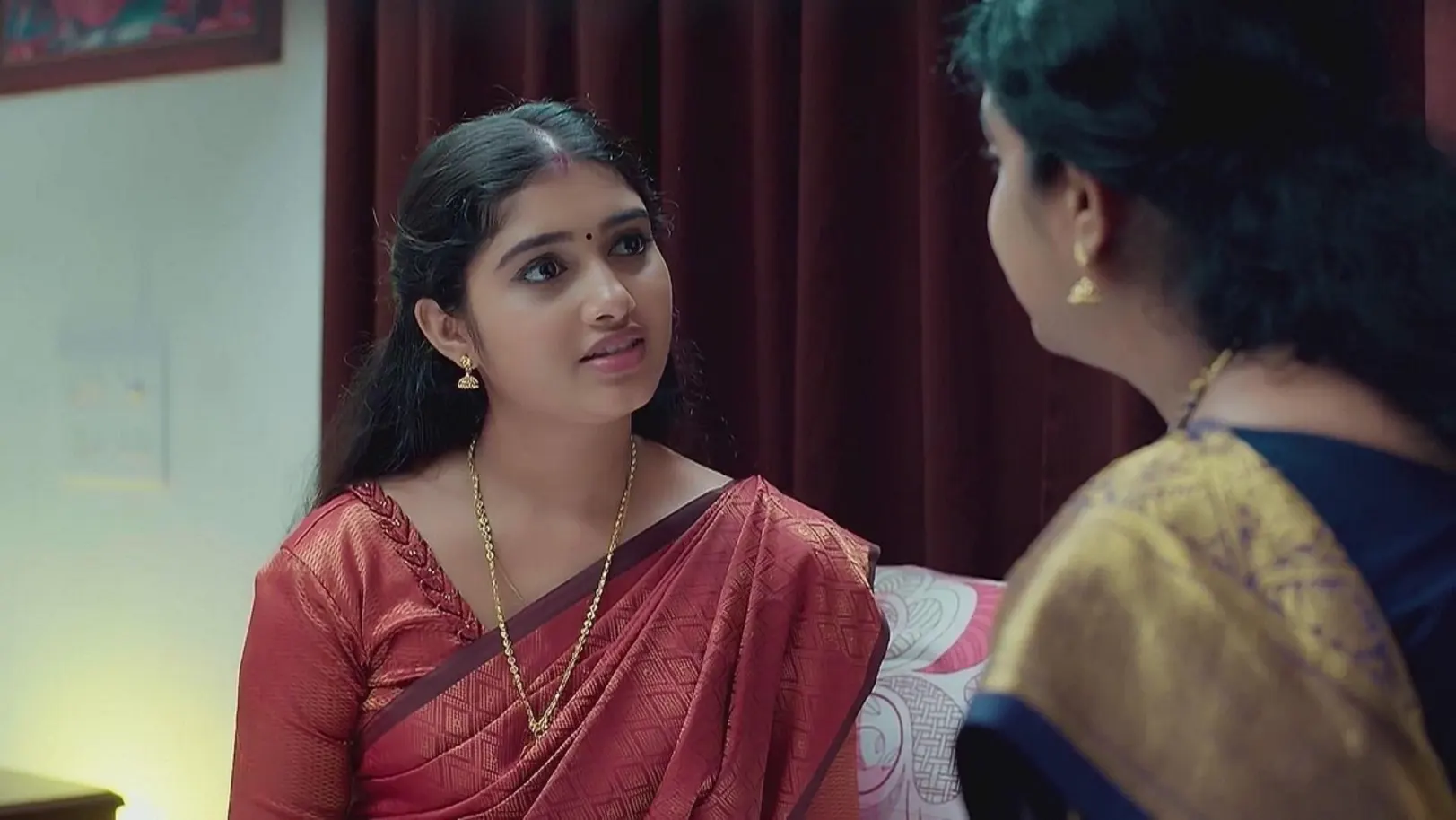 Lakshmi Asks Sreedevi for Her Saree | Mizhirandilum 