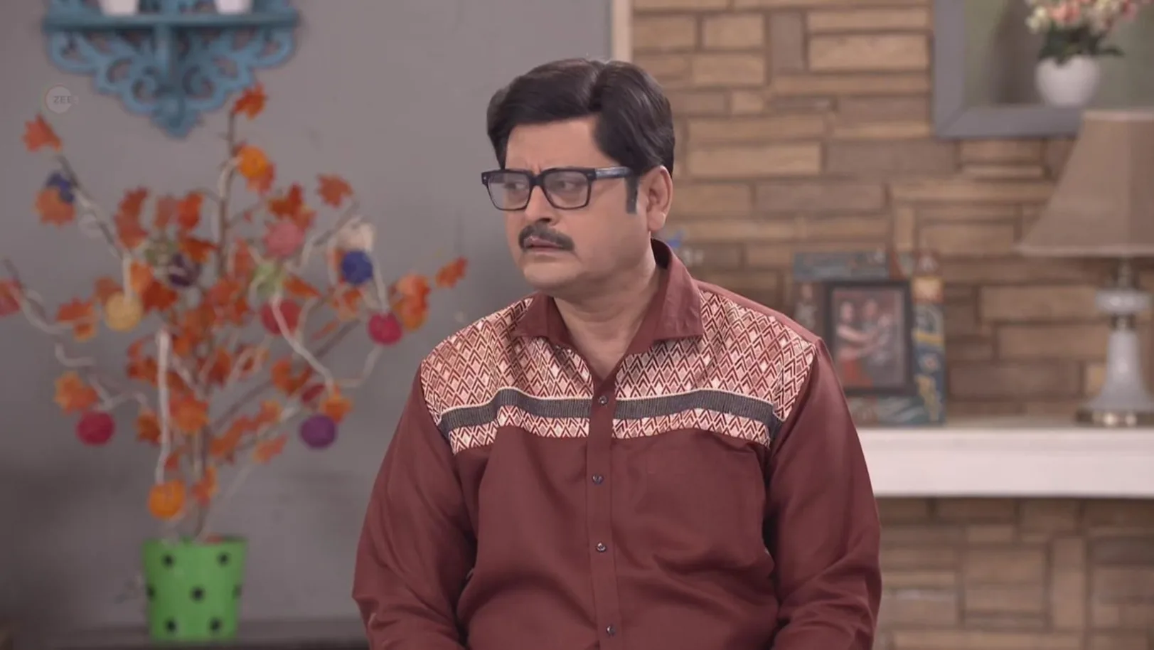 Tiwari Comes to Vibhuti's House to Get Treated 9th April 2024 Webisode