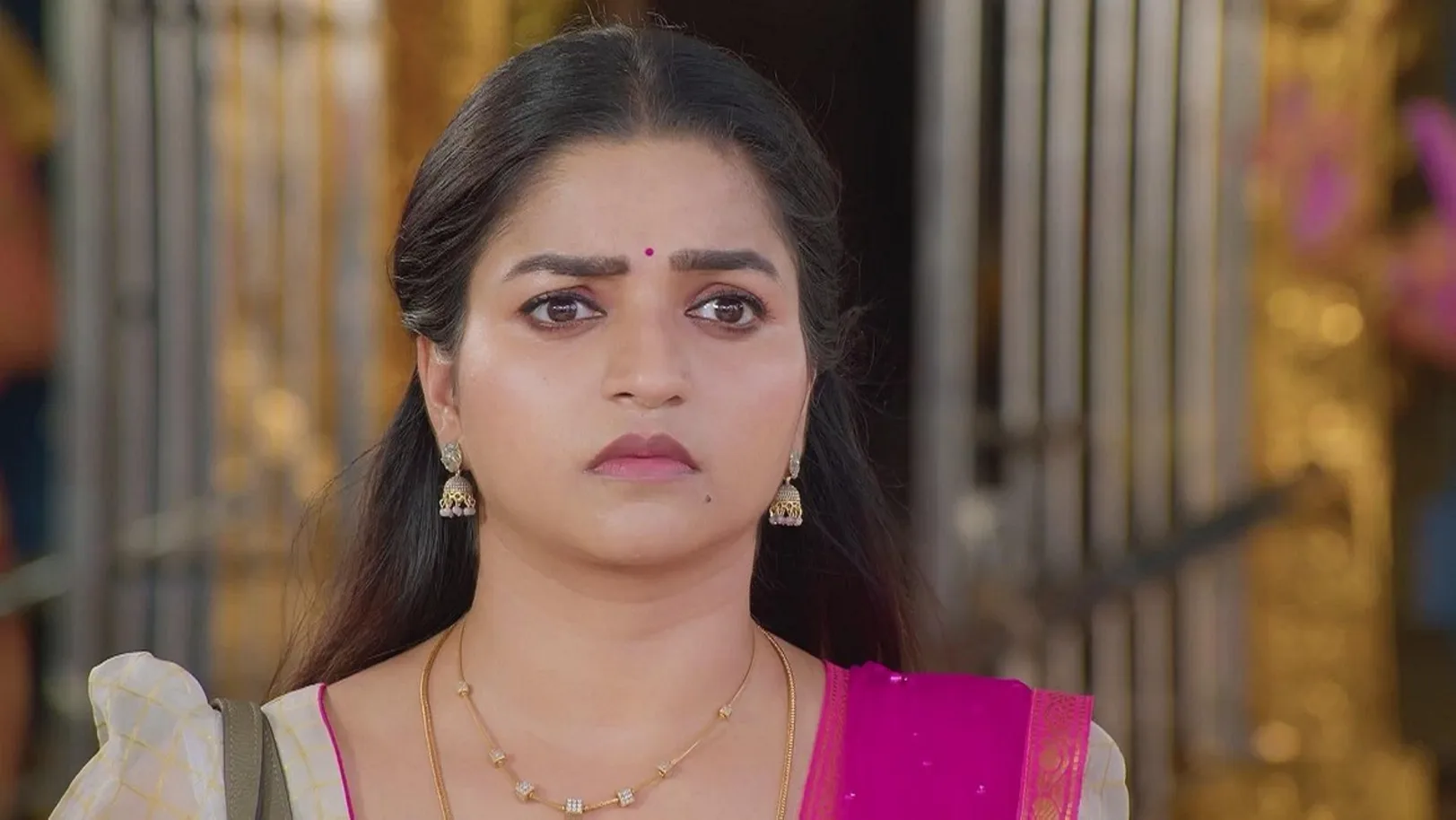 Rathna Hides on Seeing Muthupandi 18th April 2024 Webisode